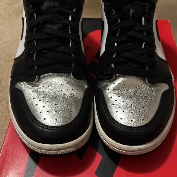 Nike Air Jordan 1 High OG in Red and Black womens - Picture 4 of 8